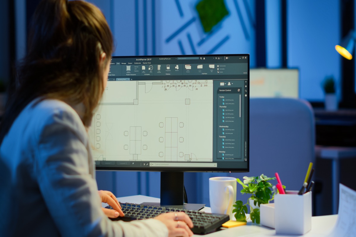 Arquitecto trabajando en planos de diseño en su estudio