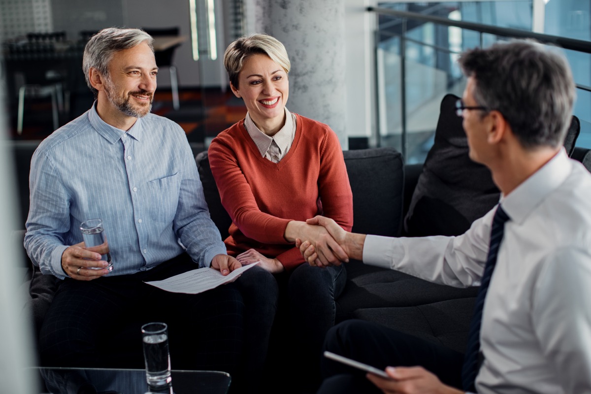 Asesor de seguros cerrando un acuerdo con un cliente