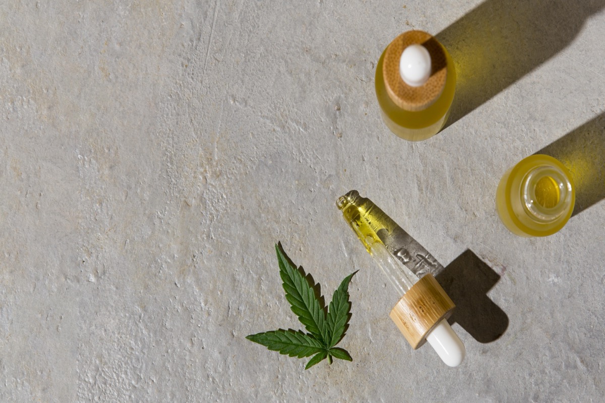 Productos de CBD y aceite de cáñamo sobre fondo natural