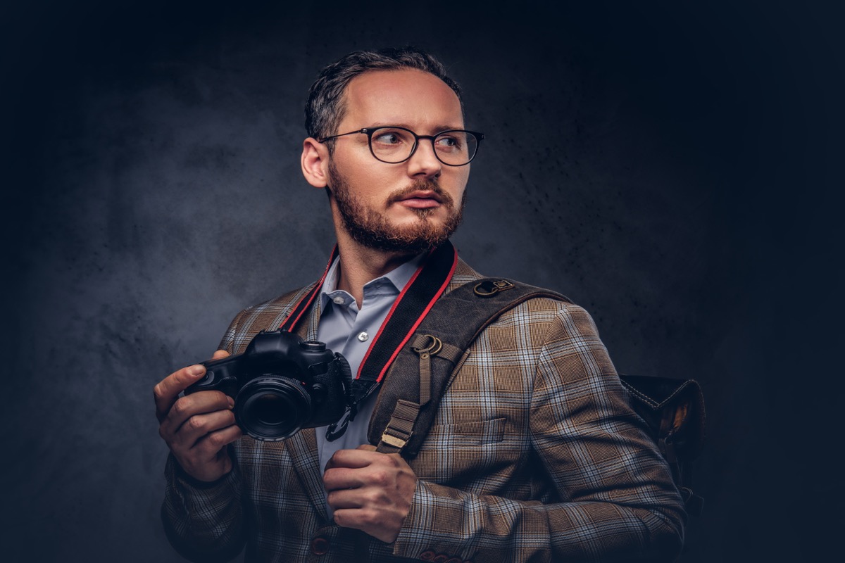 Fotógrafo profesional trabajando con su cámara en estudio