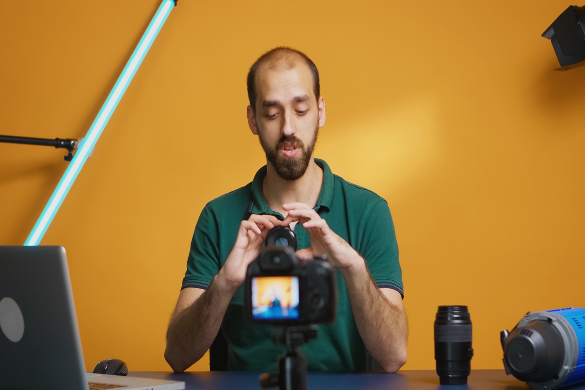 Creador de contenido grabando frente a cámara en estudio